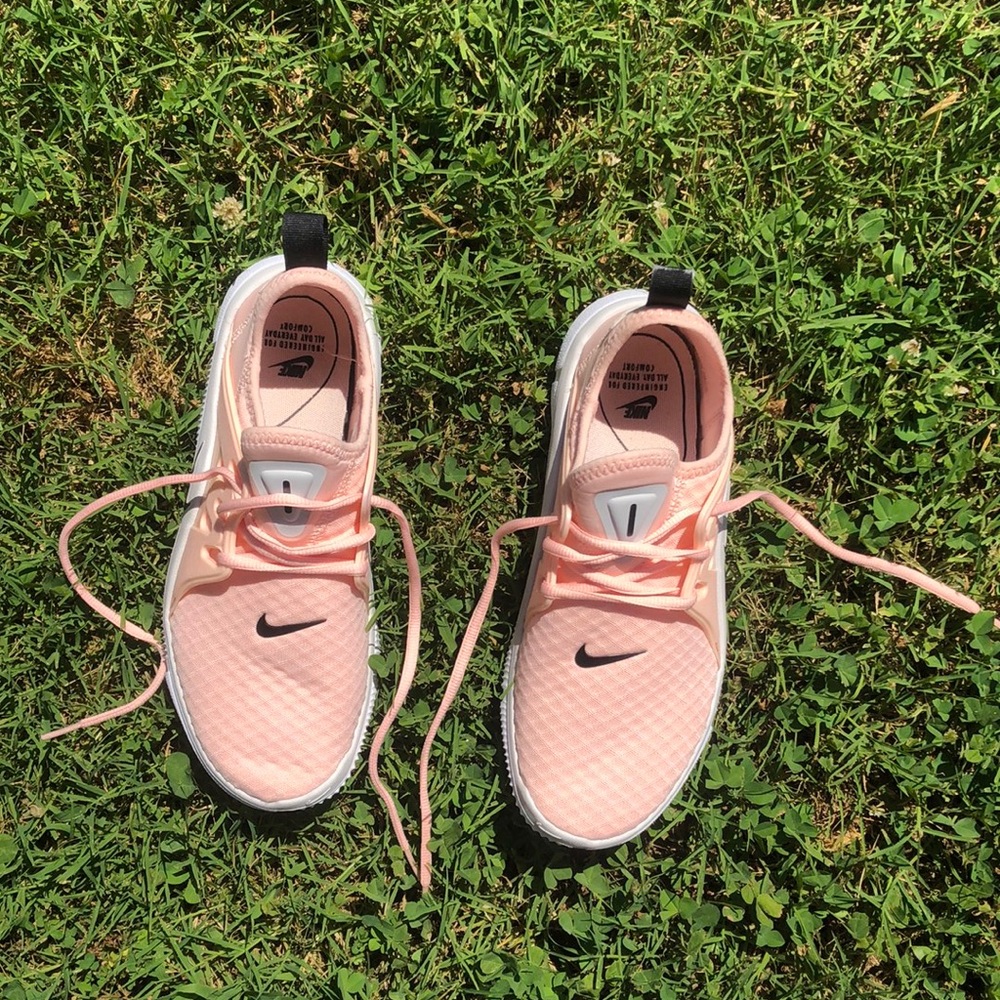 Women’s coral Nike Acalme